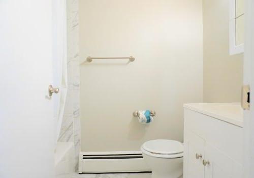 带浴缸的白色现代浴室